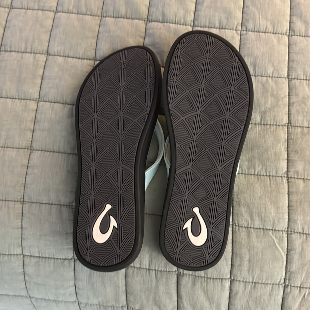 Olukai woman’s flip flops. - Picture 2 of 3
